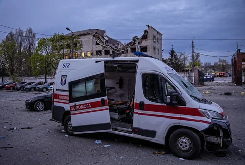 Ambulans yang rusak terlihat setelah serangan Rusia di Kyiv, Ukraina, Kamis (16/04/2026).