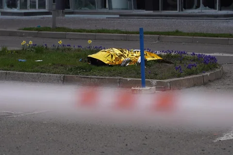 Jenazah seorang warga sipil tergeletak di tanah setelah serangan Rusia di Kyiv, Ukraina, Kamis (16/04/2026).