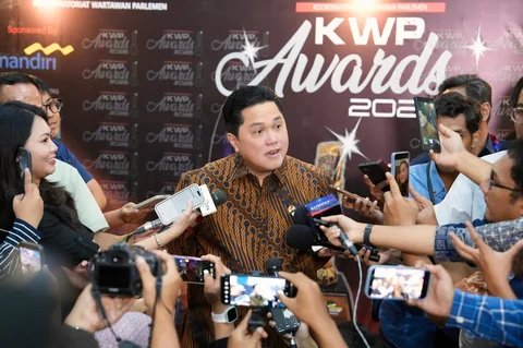 Menpora Erick Thohir mendapat penghargaan dari KWP sebagai Tokoh Pengembangan dan Diplomasi Olahraga/ Sport Development and Diplomacy