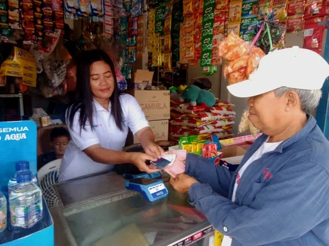 Miya, seorang perempuan berusia 42 tahun, pemilik BRILink Agen di Kelurahan Talang Putri, Kecamatan Plaju, Palembang, Sumatera Selatan