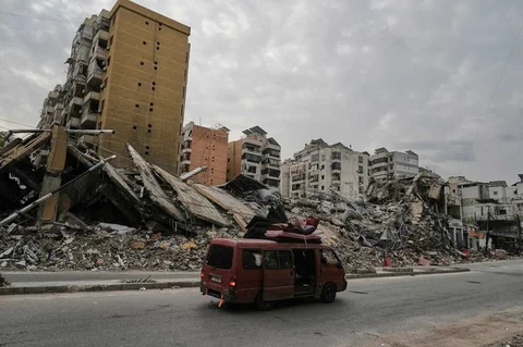 Warga yang mengungsi kembali ke Dahiyeh, pinggiran selatan Beirut, Lebanon, dengan kendaraan yang penuh barang-barang mereka, Jumat (17/04/2026) setelah gencatan senjata antara Israel dan Hizbullah.