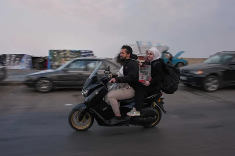 Warga pengungsi mengendarai sepeda motor kembali ke desa mereka setelah gencatan senjata antara Israel dan Hizbullah, di Saida, Lebanon, Jumat (17/04/2026).