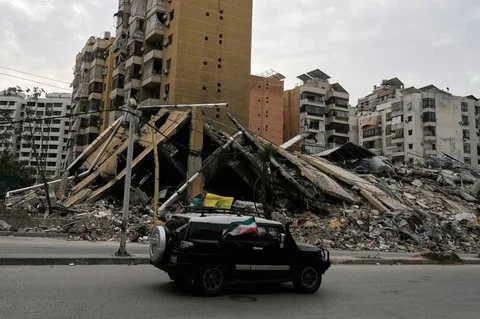 Warga yang mengungsi kembali ke Dahiyeh, pinggiran selatan Beirut, Lebanon, Jumat (17/04/2026) setelah gencatan senjata antara Israel dan Hizbullah.