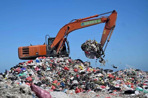 Alat berat memilah sampah di tempat pembuangan sampah Suwung di Denpasar, Jumat (17/04/2026).