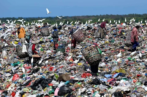 Warga mengumpulkan sampah plastik di tempat pembuangan sampah Suwung di Denpasar, Jumat (17/04/2026).