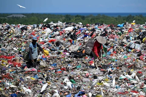 Warga mengumpulkan sampah plastik di tempat pembuangan sampah Suwung di Denpasar, Jumat (17/04/2026).
