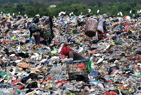 Warga mengumpulkan sampah plastik di tempat pembuangan sampah Suwung di Denpasar, Jumat (17/04/2026).