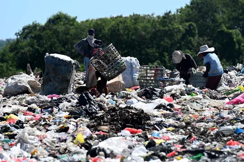 Warga mengumpulkan sampah plastik di tempat pembuangan sampah Suwung di Denpasar, Jumat (17/04/2026).
