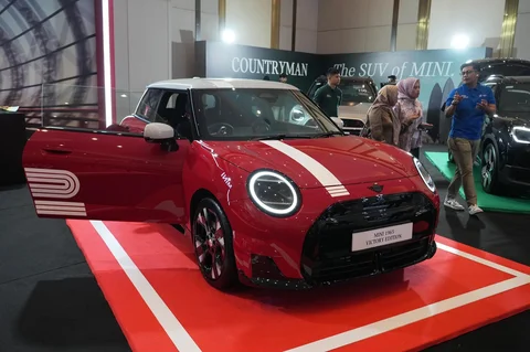 Pengunjung melihat kendaraan listrik MINI  Victory Edition selama acara peluncurannya pada BMW Group Festival of JOY di JIExpo, Kemayoran, Jakarta, Jumat (17/4/2026).