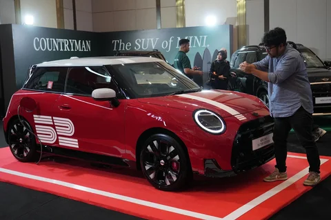 Pengunjung melihat kendaraan listrik MINI  Victory Edition selama acara peluncurannya pada BMW Group Festival of JOY di JIExpo, Kemayoran, Jakarta, Jumat (17/4/2026).