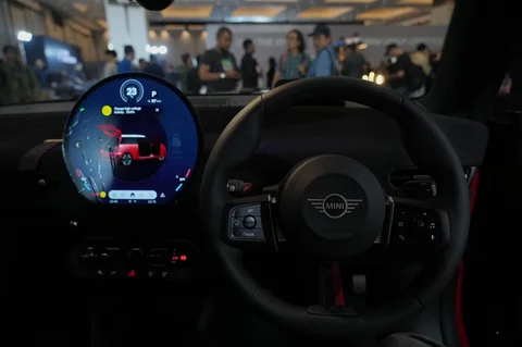 Pengunjung melihat kendaraan listrik MINI  Victory Edition selama acara peluncurannya pada BMW Group Festival of JOY di JIExpo, Kemayoran, Jakarta, Jumat (17/4/2026).