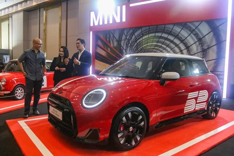 Head of MINI Asia Daren Ching (kiri) berbincang dengan President Director BMW Group Indonesia Peter Medalla (kanan) dan Director of Communications BMW Group Indonesia Jodie O'tania (tengah) berbincang pada pembukaan BMW Group Festival of JOY di JIExpo, Kemayoran, Jakarta, Jumat (17/4/2026).