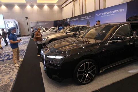 Pengunjung mengamati kendaraan yang ditampilkan pada BMW Group Festival of JOY di JIExpo, Kemayoran, Jakarta, Jumat (17/4/2026).
