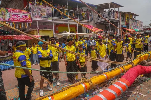 Anggota komunitas Agri-Koli bersiap mendirikan tiang bambu upacara dalam tradisi tahunan berusia berabad-abad untuk menghormati dewi setempat, Raiba Devi, di desa Rave dekat Mumbai, India, Jumat (17/04/2026).