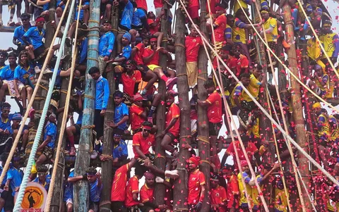 Anggota komunitas Agri-Koli berlomba mendirikan tiang bambu upacara dalam tradisi tahunan berusia berabad-abad untuk menghormati dewi setempat, Raiba Devi, di desa Rave dekat Mumbai, India, Jumat (17/04/2026).