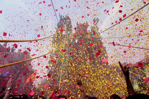 Anggota komunitas Agri-Koli merayakan perlombaan mendirikan tiang bambu upacara dalam tradisi tahunan berusia berabad-abad untuk menghormati dewi setempat, Raiba Devi, di desa Rave, dekat Mumbai, India, Jumat (17/04/2026).