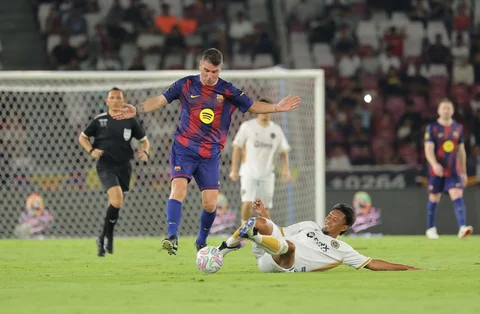 Pemain Barcelona Legends, Javier Soriano berebut bola dengan pemain DRX World Legends, Maman Abdurrahman dalam laga Clash of Legends di Stadion Utama Gelora Bung Karno (SUGBK), Senayan, Jakarta, Sabtu (18/04/2026).