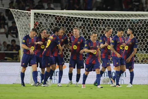 Para pemain legenda Barcelona merayakan gol pertama timnya yang dicetak oleh Rivaldo ke gawang DRX World Legends dalam laga Clash of Legends di Stadion Utama Gelora Bung Karno (SUGBK), Senayan, Jakarta, Sabtu (18/04/2026).