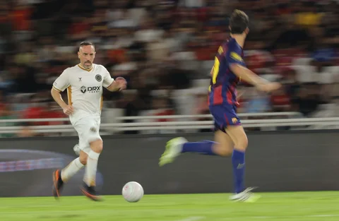 Pemain DRX World Legends, Franck Ribery menggiring bola dalam laga Clash of Legends melawan Barcelona Legends di Stadion Utama Gelora Bung Karno (SUGBK), Senayan, Jakarta, Sabtu (18/04/2026).
