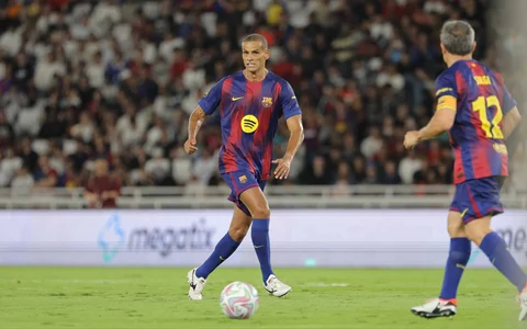 Rivaldo beraksi saat laga eksibisi antara DRX World Legends vs Barcelona Legends di Stadion Utama Gelora Bung Karno (SUGBK), Jakarta, Sabtu (18/4/2026) malam WIB