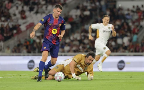 Pemain Barcelona Legends merayakan gol yang dicetak Javier Soriano dalam laga Clash of Legends di Stadion Utama Gelora Bung Karno (SUGBK), Senayan, Jakarta, Sabtu (18/04/2026).
