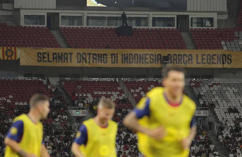 Suporter Indonesia membentangkan banner bertulis "selamat datang di Indonesia Barca Legends" dalam laga Clash of Legends antara Barcelona Legends melawan DRX World Legends di Stadion Utama Gelora Bung Karno (SUGBK), Senayan, Jakarta, Sabtu (18/04/2026).