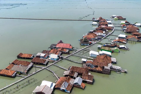 Foto udara menunjukkan rumah-rumah yang sebagian terendam air laut akibat banjir pasang surut di sepanjang pantai selatan Laut Jawa di desa Timbulsloko, Demak, Jawa Tengah, Sabtu (18/04/2026).
