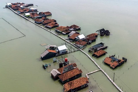 Foto udara menunjukkan rumah-rumah yang sebagian terendam air laut akibat banjir pasang surut di sepanjang pantai selatan Laut Jawa di desa Timbulsloko, Demak, Jawa Tengah, Sabtu (18/04/2026).
