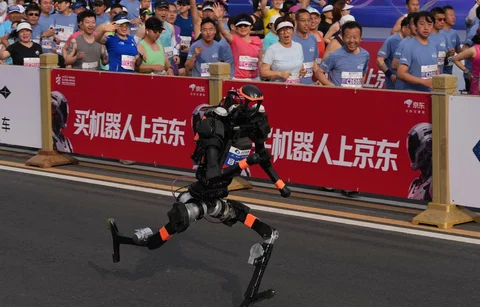 Sebuah robot mengikuti perlombaan Beijing E-Town Half Marathon dan Humanoid Half Marathon di pinggiran Kota Beijing pada hari Minggu (19/04/2026).