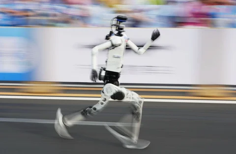 Sebuah robot mengikuti perlombaan Beijing E-Town Half Marathon dan Humanoid Half Marathon di pinggiran Kota Beijing pada hari Minggu (19/04/2026).