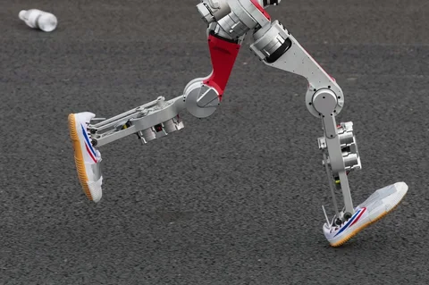 Sebuah robot mengikuti perlombaan Beijing E-Town Half Marathon dan Humanoid Half Marathon di pinggiran Kota Beijing pada hari Minggu (19/04/2026).