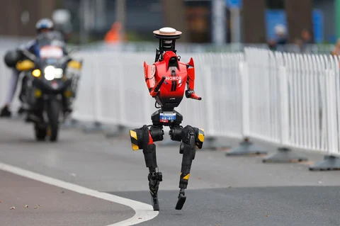 Sebuah robot humanoid berlari dalam ajang Beijing E-Town Half Marathon dan Humanoid Half Marathon di pinggiran Beijing pada hari Minggu (19/04/2026).