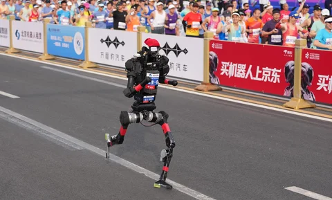 Sebuah robot mengikuti perlombaan Beijing E-Town Half Marathon dan Humanoid Half Marathon di pinggiran Kota Beijing pada hari Minggu (19/04/2026).