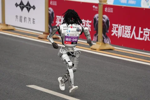 Sebuah robot mengikuti perlombaan Beijing E-Town Half Marathon dan Humanoid Half Marathon di pinggiran Kota Beijing pada hari Minggu (19/04/2026).