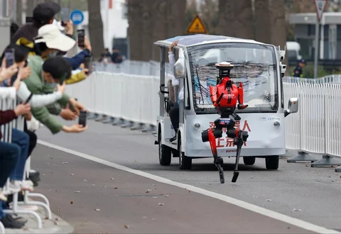Shandian, robot humanoid, berlari dalam ajang Beijing E-Town Half Marathon dan Humanoid Robot Half Marathon kedua di Beijing pada hari Minggu (19/04/2026).