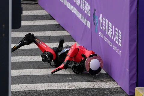 Sebuah robot menabrak papan setelah melewati garis finis dalam ajang Beijing E-Town Half Marathon dan Humanoid Robot Half-Marathon yang diadakan di pinggiran Beijing pada hari Minggu (19/04/2026).