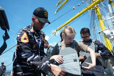 Taruna ASEAN Plus Cadet Sail 2026 Jalani Latihan VBSS di Atas KRI Bima Suci Menuju Belawan