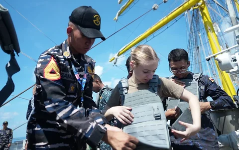 Peserta ASEAN Plus Cadet Sail 2026 mengikuti latihan VBSS di geladak KRI Bima Suci saat pelayaran menuju Belawan Rabu 1 April 2026.