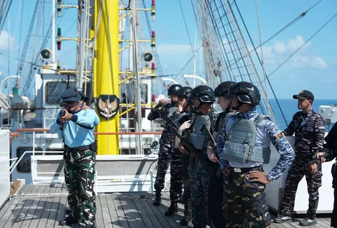 Peserta ASEAN Plus Cadet Sail 2026 mengikuti latihan VBSS di geladak KRI Bima Suci saat pelayaran menuju Belawan Rabu 1 April 2026.