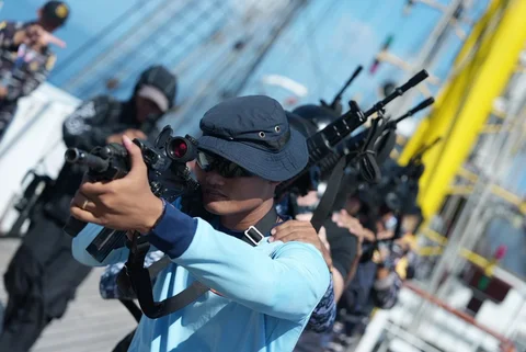 Peserta ASEAN Plus Cadet Sail 2026 mengikuti latihan VBSS di geladak KRI Bima Suci saat pelayaran menuju Belawan Rabu 1 April 2026.