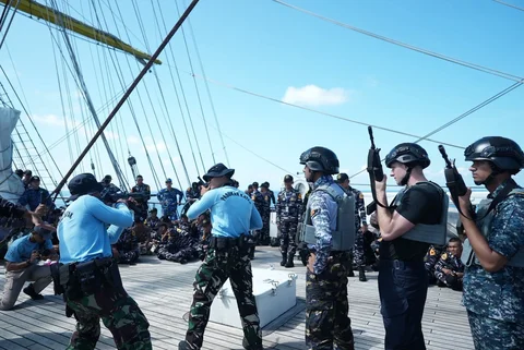 Peserta ASEAN Plus Cadet Sail 2026 mengikuti latihan VBSS di geladak KRI Bima Suci saat pelayaran menuju Belawan Rabu 1 April 2026.