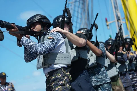 Peserta ASEAN Plus Cadet Sail 2026 mengikuti latihan VBSS di geladak KRI Bima Suci saat pelayaran menuju Belawan Rabu 1 April 2026.