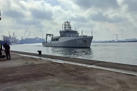KRI Canopus 936 sandar di dermaga Lagos Nigeria dalam rangka pelayaran internasional Rabu, (01/04/2026).