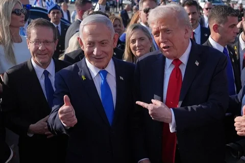 Presiden Amerika Serikat Donald Trump berpose bersama Perdana Menteri Israel Benjamin Netanyahu sebelum menaiki pesawat kepresidenan Air Force One di Bandara Internasional Ben Gurion, dekat Tel Aviv, Senin (13/10/2025). (Dok. AP/Evan Vucci)