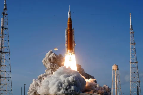 Roket bulan Artemis II milik NASA lepas landas dari Landasan Peluncuran 39-B Pusat Luar Angkasa Kennedy di Cape Canaveral, Florida, Amerika Serikat, Rabu (01/04/2026).