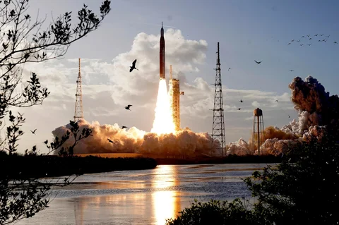 Roket bulan Artemis II milik NASA lepas landas dari Landasan Peluncuran 39-B Pusat Luar Angkasa Kennedy di Cape Canaveral, Florida, Amerika Serikat, Rabu (01/04/2026).