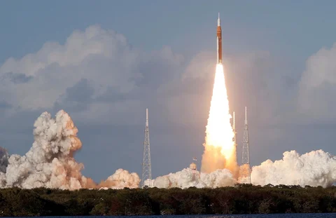 Roket bulan Artemis II milik NASA lepas landas dari Landasan Peluncuran 39-B Pusat Luar Angkasa Kennedy di Cape Canaveral, Florida, Amerika Serikat, Rabu (01/04/2026).