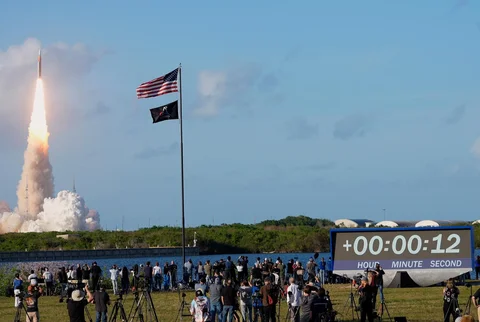 Roket bulan Artemis II milik NASA lepas landas dari Landasan Peluncuran 39-B Pusat Luar Angkasa Kennedy di Cape Canaveral, Florida, Amerika Serikat, Rabu (01/04/2026).
