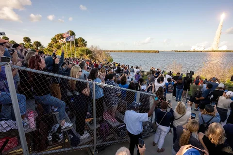 Para tamu di lokasi pengamatan Banana Creek menyaksikan peluncuran roket Space Launch System (SLS) dan pesawat ruang angkasa Orion untuk misi Artemis II di Pusat Luar Angkasa Kennedy NASA di Florida,  Rabu (01/04/2026).