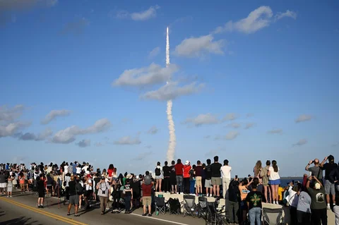 Para penonton menyaksikan  roket bulan Artemis II milik NASA lepas landas dari Jembatan A. Max Brewer, Titusville, Florida, Rabu (01/04/2026).